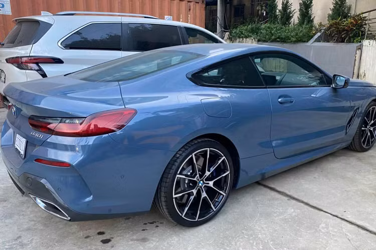 "Tiền nào, của nấy", BMW 840i Coupe thế hệ mới cũng có nhiều trang bị hiện đại và công nghệ cao như bảng đồng hồ kỹ thuật số với kích thước 10,3 inch sau vô lăng, màn hình thông tin giải trí 12,3 inch đặt ở trung tâm cabin, sạc điện thoại không dây hay hệ thống âm thanh vòm sử dụng loa Diamond của Bowers &amp; Wilkins.