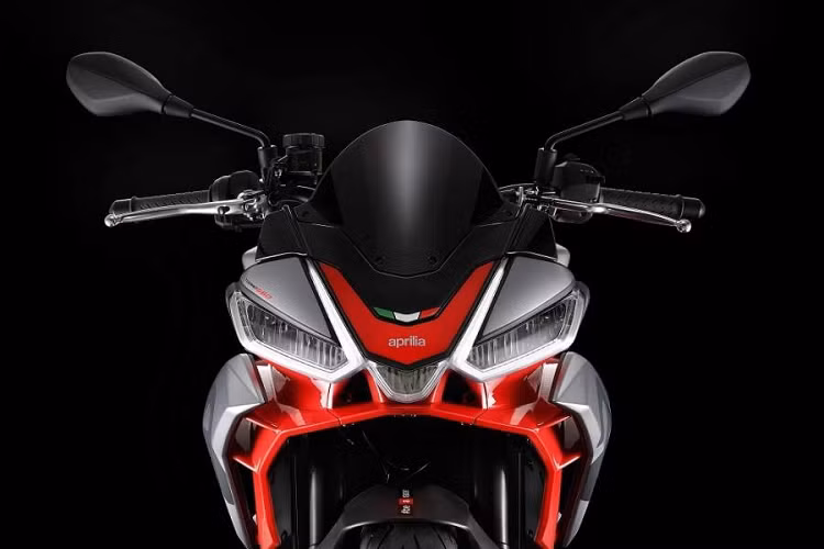 Aprilia Tuono 660 2021 mới - mẫu xe "sinh đôi" với Aprilia RS660 cũng mang rất nhiều đặc tính giống như người anh em của mình. Đầu tiên, về ngoại hình thì cũng như những phiên bản Tuono trước đây của Aprilia, mẫu Naked bike này mang vẻ đẹp cực kỳ khác thường so với những chiếc Naked bike khác.