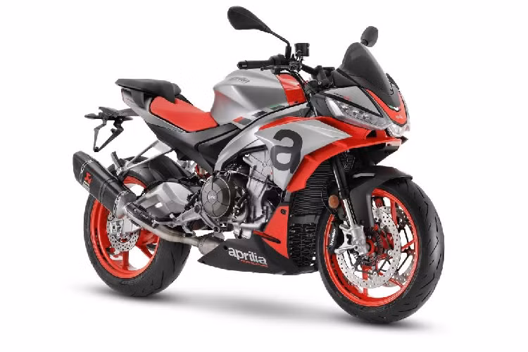 Nếu như bạn đang tìm một mẫu xe đặc biệt được giới biker nhắc đến nhiều nhất trong năm 2020 thì Aprilia RS660 đời mới sẽ là sự lựa chọn hàng đầu. Thế nhưng, đến năm 2021 này thì có lẽ, phiên bản Naked của mẫu xe này sẽ được chú ý hơn cả bởi thiết kế lạ thường nhưng tuyệt đẹp mà hãng xe Ý mang lại. Mới đây, Aprilia Tuono 660 sau nhiều lần được nhắc đến đã chính thức ra mắt tại thị trường Châu Âu.