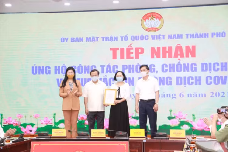 Gia dinh nguyen Bi thu Pham Quang Nghi ung ho 100 trieu vao Quy vac-xin