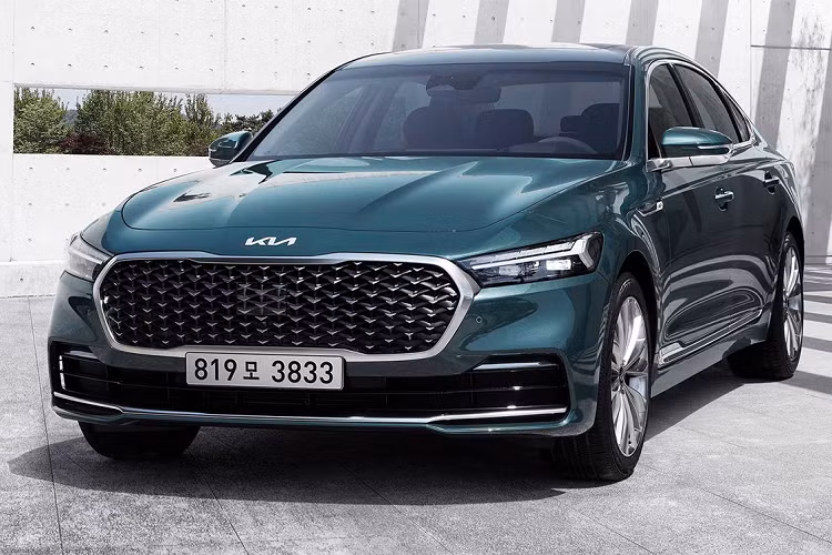Là mẫu sedan hàng đầu của thương hiệu, K900 2022 được trang bị rất nhiều hệ thống hỗ trợ người lái và an toàn mở rộng, bao gồm cả công nghệ dự đoán chuyển số, sang số dựa trên thông tin do các radar và camera cung cấp. 