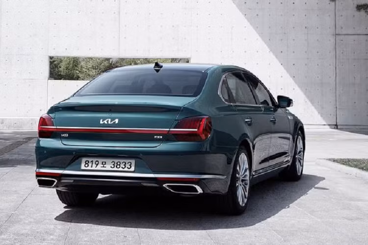 "Đối trọng" của Mercedes-Benz S-Class cũng rất quan tâm tới việc đem đến một không gian yên tĩnh và thư giãn tối đa cho hành khách ngồi trong xe. Đó là lý do chiếc sedan cỡ lớn được lắp đặt hệ thống kính cách âm cải tiến, trang bị ghế lái "Ergo Motion" và ghế VIP mở rộng ở phía sau (ghế bên phải).