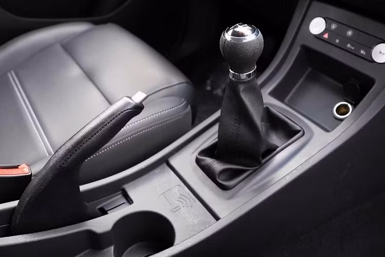 Nó cũng lắp đặt cả chân phanh bên ghế lái phụ, gương chiếu hậu phụ, và công tắc còi phụ. Không rõ tổng thể hệ thống của chiếc xe điện đặc biệt này sẽ hoạt động và thể hiện ra sao, và khiến người ta đặt ra những câu hỏi như làm thế nào để dạy tài xế biết cách khởi hành êm ái và không làm nghẹt động cơ. Những thay đổi khác là phanh tay điện tử thay cho phanh tay cơ học.
