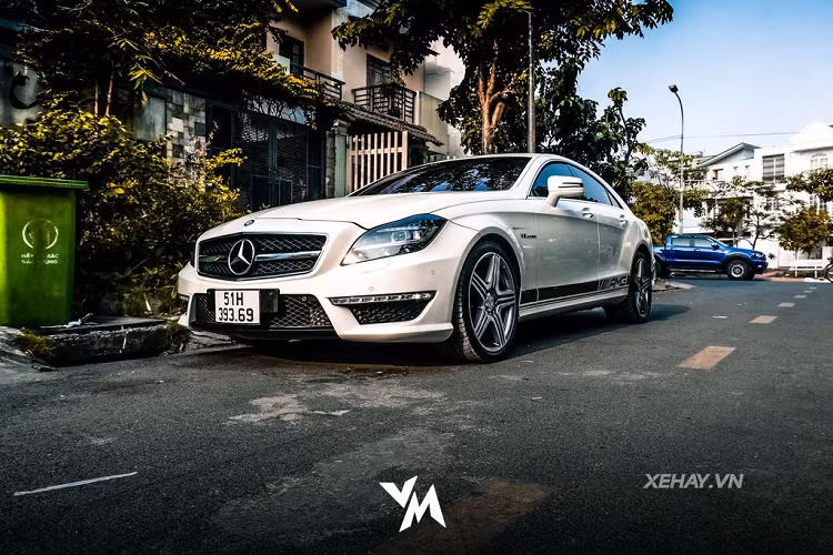 Điểm gây thu hút đầu tiên của Mercedes-AMG CLS 63 mới chính là sức mạnh mà chiếc xe này sở hữu. Để có thể cạnh tranh sát ván với các đối thủ nặng ký như Audi RS7 hay BMW M6, Mercedes-AMG CLS 63 được trang bị "trái tim" là khối động cơ V8 5.5L Bi-turbo hàng khủng, sản sinh công suất 525 mã lực và 700 Nm mô-men xoắn.