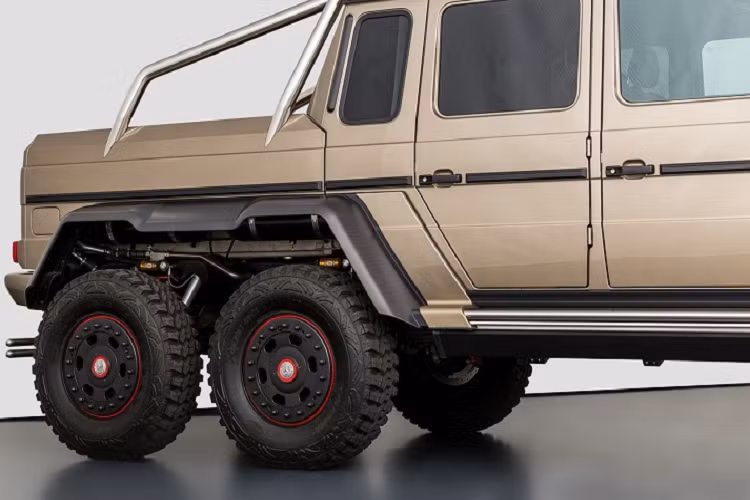 Theo thông tin nhận được, chiếc G63 AMG 6x6 này lần đầu được giao đến tay chủ sở hữu tại Kuwait vào cuối tháng 4 năm 2015. Sau đó, người này đã giữ chiếc xe trong bộ sưu tập của mình suốt 5 năm vừa qua, với tổng quãng đường đã lăn bánh chỉ xấp xỉ 230 km.