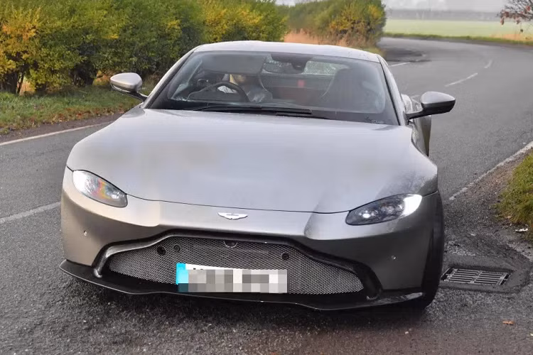 Aston Martin Vantage cũng là chiếc xe giá trị nhất trong đội hình tuyển Tây Ban Nha. Siêu xe của David De Gea được mua vào tháng 12/2018. Nguyên bản của xe có màu xám, sau này được sơn lại màu đen bóng.