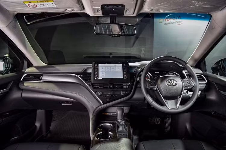 Khi về Việt Nam, Camry 2022 sẽ cạnh tranh với các đối thủ như Kia K5, Honda Accord, Mazda6 và đặc biệt là cạnh tranh về giá với mẫu xe “made in Việt Nam” – VinFast Lux A2.0
