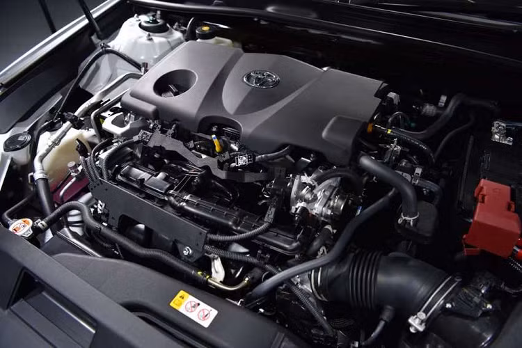Đối với phiên bản 2.5Q cao cấp hơn, Toyota Camry 2022 được trang bị động cơ mới thay cho động cơ 4cyl 2.5L (2AR-FE), kết hợp với hộp số tự động 6 cấp như bản hiện tại. Tại Việt Nam, Toyota Camry 2022 bản 2.5Q sẽ sử dụng động cơ xăng 4cyl 2.5L, máy mã A25A-FKS, mạnh 202 mã lực, mô-men xoắn cực đại 250 Nm tại 5.000 vòng/phút, sử dụng kết hợp với hộp số tự động 8 cấp (8AT).