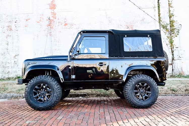 Tất nhiên rằng đối với các tín đồ yêu thích dòng xe off-road, bản độ Defender 90 này sẽ là một lựa chọn rất đáng tiền.