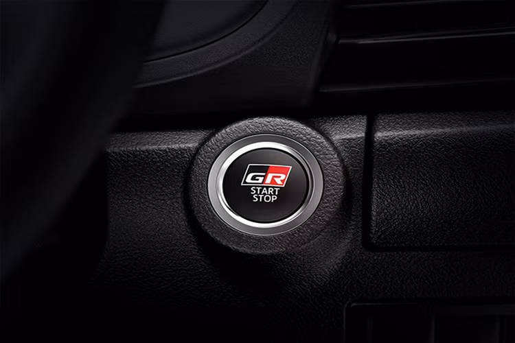Về an toàn và hỗ trợ lái, Hilux Revo GR Sport 2022 được trang bị hệ thống cảnh báo điểm mù, cảnh báo phương tiện cắt ngang khi lùi, cảnh báo trước chạm PCS, cảnh báo chệch làn đường với.