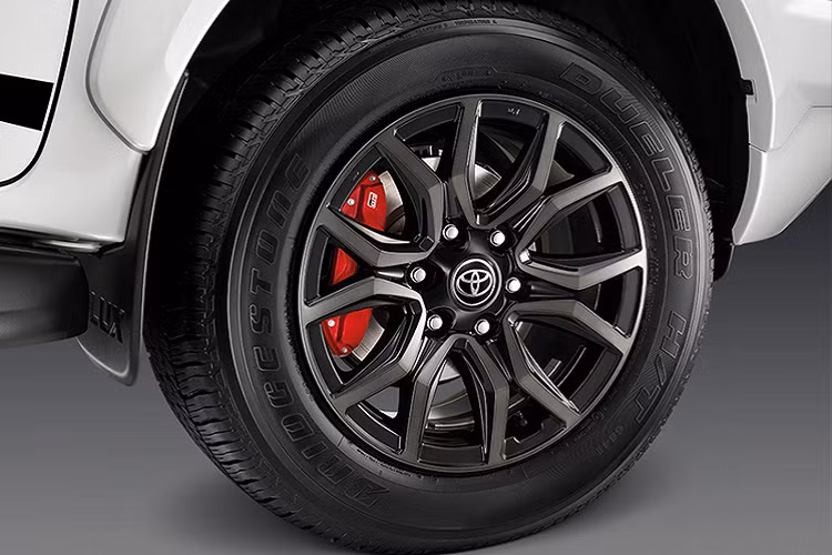 Hilux Revo GR Sport sử dụng hệ thống treo SuperFlex, treo sau đổi từ 3 lá nhíp thành 5 lá nhíp, thay thế vật liệu nhíp bằng thép cường độ cao. Sử dụng giảm xóc kiểu monotube.