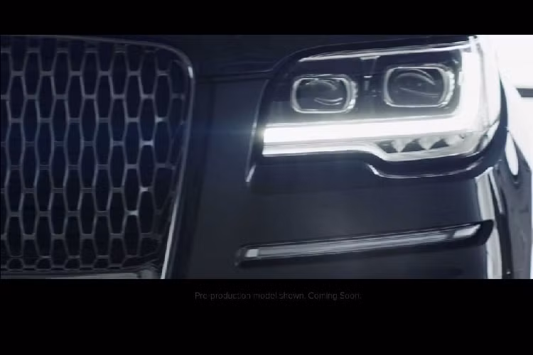 Đoạn video nhá hàng thiết kế phần đầu của chiếc SUV Lincoln Navigator mới cho thấy Navigator 2022 sẽ được trang bị một bộ đèn pha có thiết kể mỏng, phong cách hơn với đèn LED chạy ban ngày hình chữ L. Đoạn teaser cũng giới thiệu lưới tản nhiệt của Navigator 2022 dường như đã được thừa hưởng bộ lưới từ mẫu xe cũ.