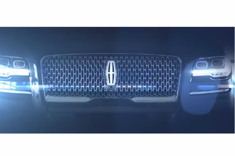Sau khi giới thiệu chiếc xe điện đầu tiên của mình cách đây vài tháng, Lincoln đã công bố một đoạn teaser hé lộ thiết kế của chiếc Navigator facelift. Chiếc SUV hạng sang của Lincoln trong lần ra mắt này vẫn có động cơ đốt trong và một ngoại hình được tinh chỉnh lại. Với sự ra mắt này, Lincoln Navigator 2022 mới chắc chắn sẽ khiến đối thủ Cadillac Escalade phải “bồn chồn”.