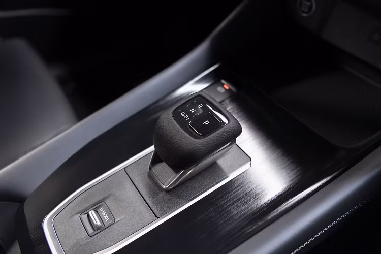 Ở thế hệ thứ 3, Qashqai không có động cơ diesel. Bản tiêu chuẩn sẽ đi kèm động cơ hybrid hạng nhẹ 1.3L tăng áp cho ra 2 mức sức mạnh 138 mã lực, mô-men xoắn 240 Nm và 156 mã lực, 260 Nm. Động cơ này đi kèm hộp số sàn 6 cấp và hệ dẫn động cầu trước.