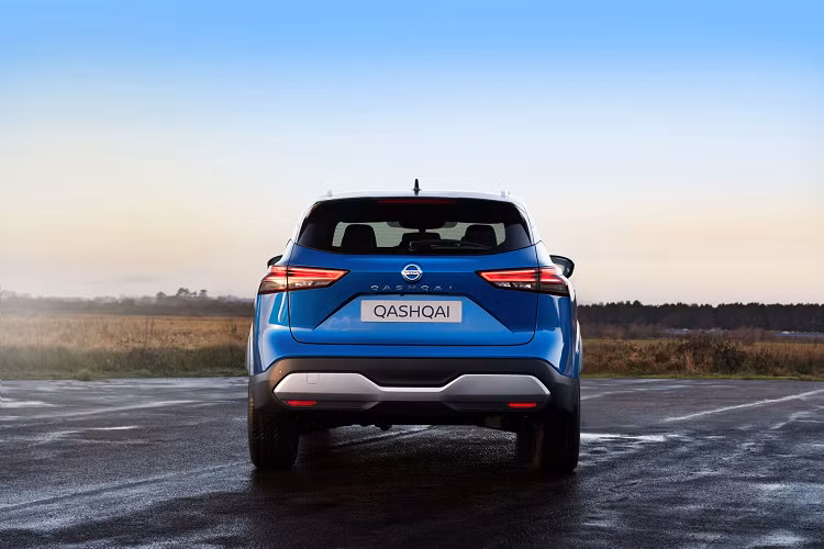 Trong khi đó, đuôi xe khá đơn giản với cụm đèn hậu LED dạng mảnh trong khi tên xe và logo Nissan đặt ở giữa. Thoáng nhìn, đuôi xe của Qashqai thế hệ mới khá giống với Toyota Corolla Cross.