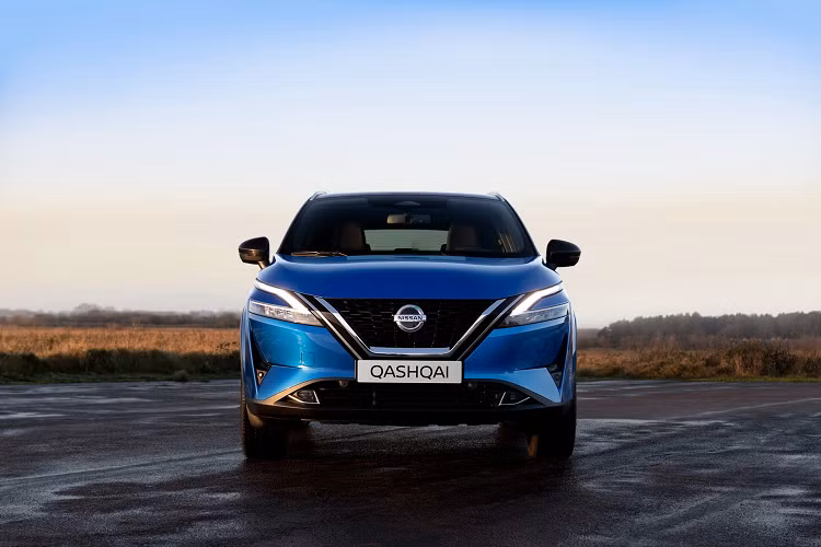 Ở phía trước, mẫu SUV có lưới tản nhiệt V-Motion được mở rộng đôi chút. Bố cục đầu xe được làm đơn giản hơn. Hốc hút gió tích hợp cánh chia gió mô phỏng trên đời cũ được loại bỏ, thay vào đó là hốc gió đặt dọc hầm hố hơn.