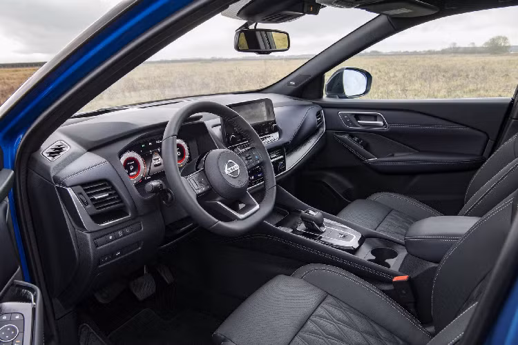 Nâng cấp lớn nhất của Qashqai thế hệ thứ 3 nằm ở bên trong xe. Theo Nissan, khoang ca-bin của Qashqai mang đến cảm giác cao cấp và tiện nghi hơn. Hãng xe Nhật đã nâng cấp vật liệu cũng như bố cục nội thất xe.