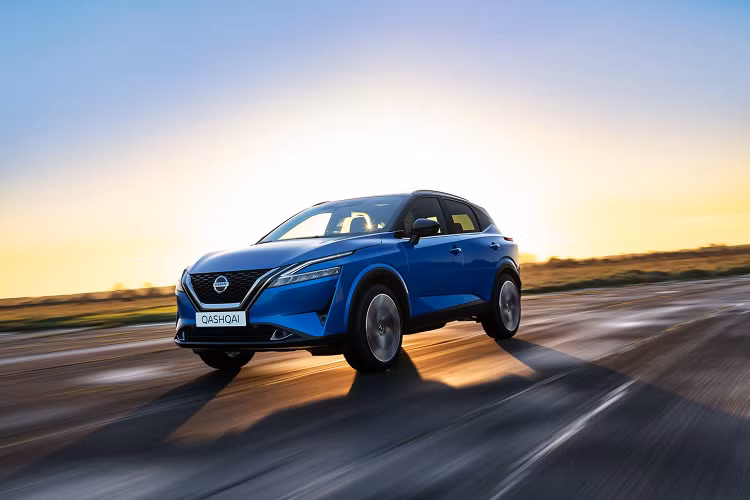 Với doanh số hơn 3 triệu xe tại châu Âu, Qashqai là một trong những mẫu xe quan trọng của Nissan tại lục địa già. Trước những khó khăn hiện nay, Nissan cần một sự thay đổi để vực dậy tình hình kinh doanh. Chiếc Nissan Qashqai 2021 mới thế hệ thứ 3 vừa được vén màn. Đây là mẫu xe thứ 3 được ra mắt của Nissan trong tháng 2, sau Pathfinder và Frontier.
