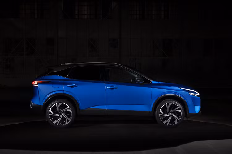 Qashqai 2021 có kích thước to hơn đời cũ. Cụ thể, chiếc SUV dài hơn 35 mm, rộng hơn 32 mm, cao hơn 25 mm và trục cơ sở dài hơn 20 mm so với đời cũ. Lần đầu tiên, Nissan cung cấp cho Qashqai tùy chọn mâm hợp kim 20 inch.