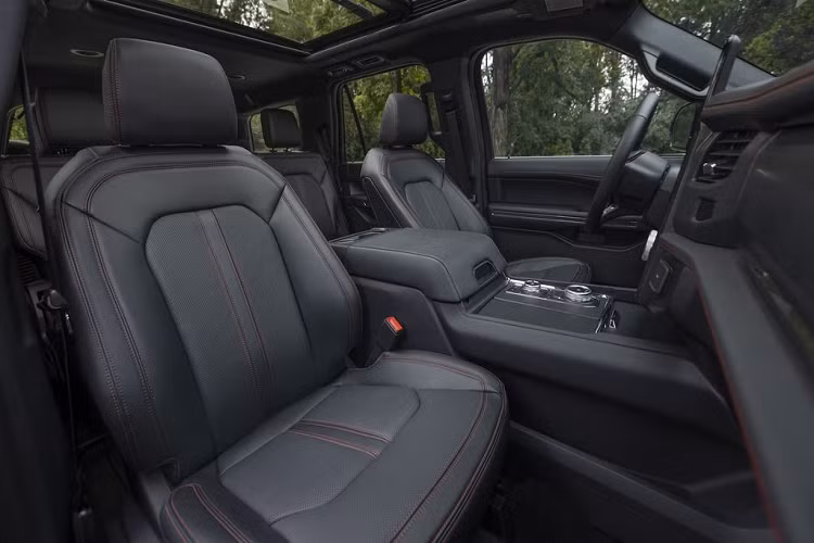 Một thay đổi lớn nữa trên Ford Expedition 2022 là tuỳ chọn màn hình giải trí tới 15,5 inch dạng dọc và đồng hồ công-tơ-mét Full Digital 12,4 inch, gói an toàn với hệ thống đánh lái khẩn cấp, phanh lùi tự động và hỗ trợ giữ làn đường...