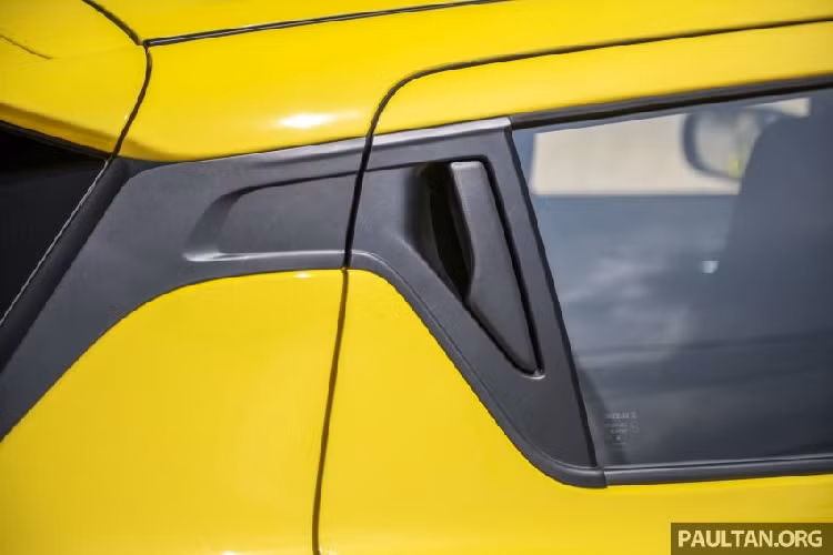 "Trái tim" của Suzuki Swift Sport 2021 tại thị trường Malaysia là khối động cơ xăng Boosterjet 4 xi-lanh, dung tích 1.4L với công suất tối đa 140 mã lực tại tua máy 5.500 vòng/phút và mô-men xoắn cực đại 230 Nm tại tua máy 2.500 - 3.500 vòng/phút. Động cơ kết hợp với hộp số tự động 6 cấp, có lẫy chuyển số thể thao sau vô lăng.