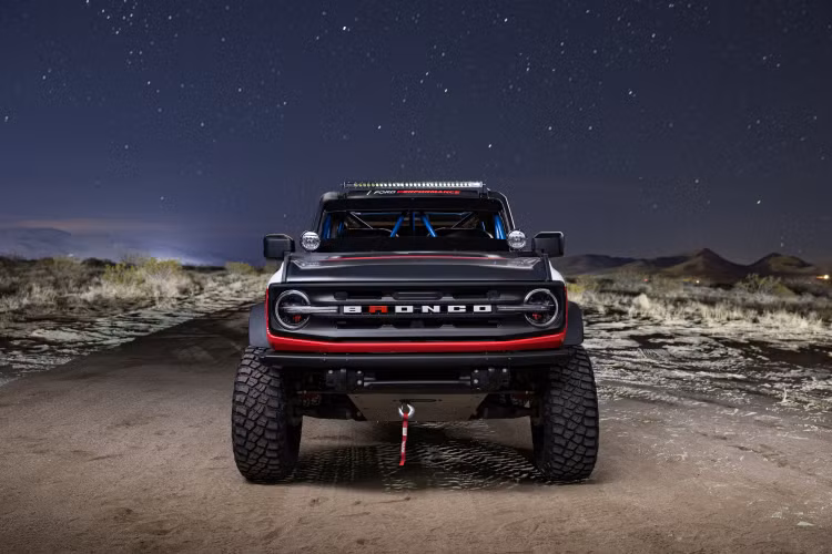 Ba màu sắc đỏ, xanh, trắng từ Ford Bronco bản thương mại. Màu đen mờ ở mũi xe được lấy cảm hứng từ chiếc Bronco từng đoạt giải Baja 1000 năm 1969.