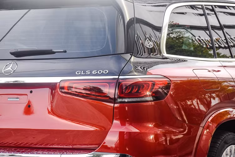Tuy nhiên, qua tìm hiểu, chúng tôi được biết đây là 1 chiếc xe Mercedes-Maybach GLS 600 đã qua bàn tay của các thợ độ. Nguyên bản xe là Mercedes-Benz GLS 450 4Matic nhưng đã được đại lý Mercedes-Benz Nghệ An thay đổi lại ngoại thất để trở thành 1 chiếc SUV siêu sang đầu bảng vạn người mê của hãng xe đến từ Đức.