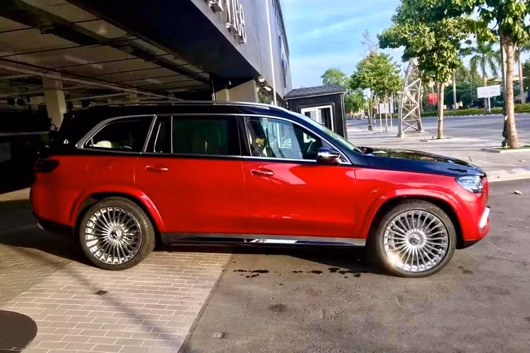 Tấm bảng Maybach GLS 600 cùng ngoại hình "chuẩn" Maybach và cả phía sau là phông nền đại lý Mercedes-Benz lớn nhất Nghệ An khiến không ít người nhầm đây là 1 chiếc SUV siêu sang đầu bảng của Mercedes-Benz