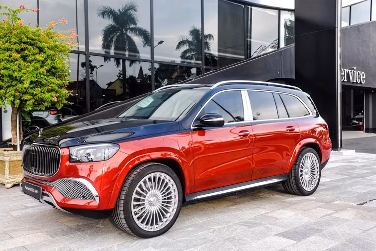 Cơn sốt dòng xe SUV siêu sang tại Việt Nam đã bắt đầu nhộn nhịp cách đây hơn 5 năm khi Bentley Bentayga được mang về nước, ngoài ra, những năm trở lại đây là sự xuất hiện của Rolls-Royce Cullinan hay đối thủ của Bentley Bentayga V8 là Mercedes-Maybach GLS 600 hạng sang đã nhanh chóng được các công ty nhập khẩu tư nhân mang về dải đất hình chữ S phục vụ các đại gia Việt.
