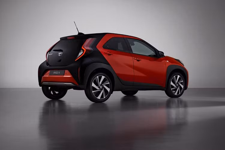 Hai con số tương ứng ở phiên bản CVT là 15,5 giây và 151 km/h. Bù lại, Toyota Aygo X 2022 chỉ tiêu thụ lượng xăng trung bình 4,7 lít/100 km ở bản số sàn và 4,9 lít/100 km ở bản CVT.