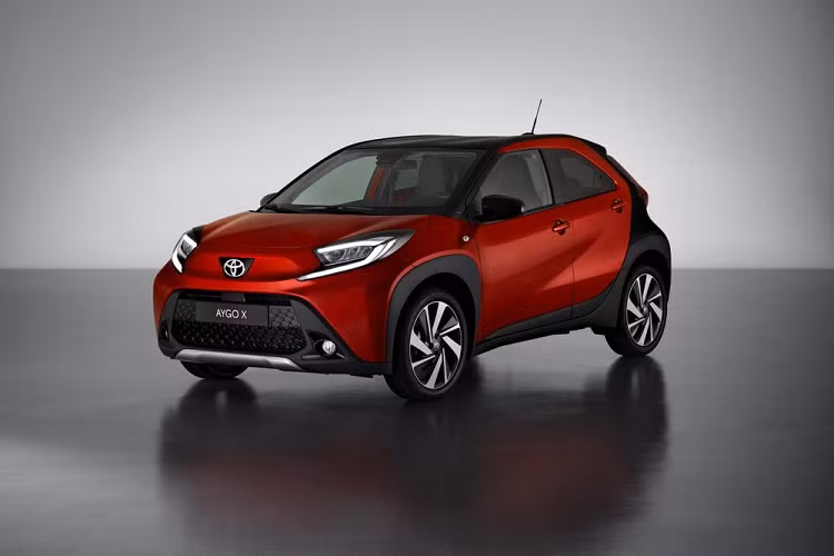 Vào tối hôm 4/11 vừa qua, hãng Toyota đã vén màn mẫu SUV đô thị Raize mới tại thị trường Việt Nam. Trong khi đó, ở trời Âu, thương hiệu "thiện lành" lại ra mắt mẫu SUV hạng A mới khác là T oyota Aygo X 2022 mới. Là một trong số ít những hãng xe vẫn còn đầu tư vào phân khúc xe hạng A, Toyota cho rằng khách hàng châu Âu sẽ thích thú với "SUV đô thị cỡ nhỏ". Đó là lý do vì sao Toyota chuyển mẫu xe Aygo từ hatchback thành SUV hạng A và thêm chữ "X" vào tên.