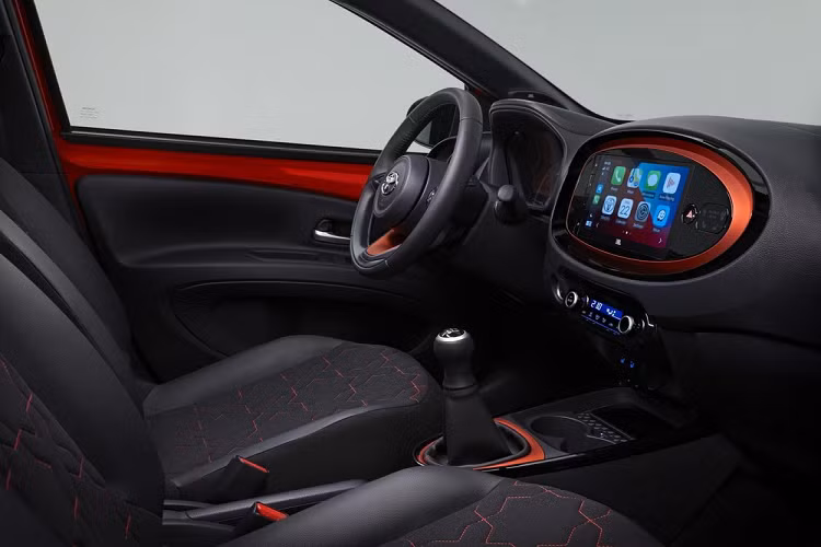 Màn hình trung tâm của mẫu SUV hạng A này là loại cảm ứng 9 inch, phục vụ hệ thống thông tin giải trí Toyota Smart Connect đồng thời hỗ trợ Apple CarPlay và Android Auto. Ngoài ra, xe còn có tính năng cập nhật phần mềm qua WiFi và hệ thống định vị dựa trên đám mây.