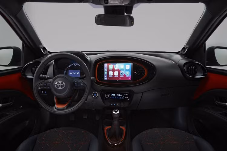 Bước vào bên trong Toyota Aygo X 2022, người lái được chào đón bằng không gian nội thất trẻ trung hơn với những chi tiết "tông xuyệt tông" với ngoại thất như ở vô lăng, bệ cần số, xung quanh màn hình thông tin giải trí, mặt cửa và họa tiết ở ghế. 