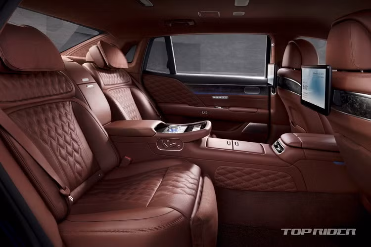 Trong khi đó, Genesis G90 2022 bản thường được trang bị động cơ xăng V6, tăng áp kép, dung tích 3.5L, tạo ra công suất tối đa 375 mã lực và mô-men xoắn cực đại 530 Nm. Sức mạnh được truyền tới bánh thông qua hộp số tự động 8 cấp, hệ dẫn động cầu sau tiêu chuẩn hoặc hệ dẫn động 4 bánh toàn thời gian tùy chọn.