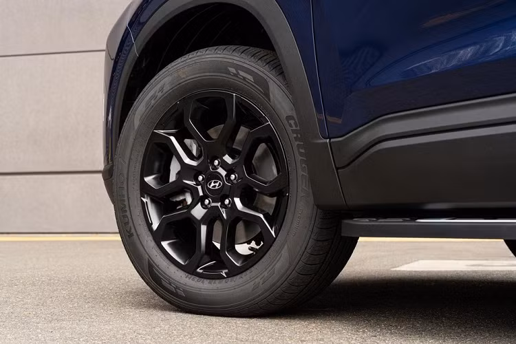 Bên trong Hyundai SantaFe XRT 2022 cũng có không ít trang bị tiện nghi như bảng đồng hồ kỹ thuật số với màn hình 12,3 inch và hệ thống thông tin giải trí đi kèm màn hình cảm ứng 8 inch. Màn hình trung tâm của xe hỗ trợ kết nối không dây với điện thoại thông minh qua Android Auto và Apple CarPlay.