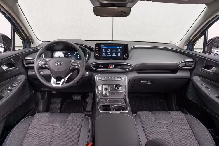 Những điểm nhấn khác trong trang bị của Hyundai SantaFe XRT 2022 tại thị trường Mỹ bao gồm sưởi ghế trước, vô lăng bọc da, sạc điện thoại thông minh không dây và ghế lái chỉnh điện. Cuối cùng là hệ thống điều hòa tự động 2 vùng, màn hình đa thông tin 4,2 inch và nút bấm khởi động máy.