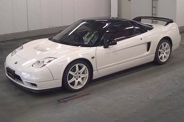 Honda NSX thế hệ thứ hai đã chính thức trình làng như một mẫu siêu xe mạnh mẽ vào năm 2016. Kể từ đó đến nay, những người yêu thích xe Honda vẫn mong chờ sự quay trở lại của NSX Type R nổi tiếng trong quá khứ. Với những người không đủ kiên nhẫn thì có thể tìm mua Honda NSX Type R đời cũ, điển hình như chiếc xe trong bài viết này.