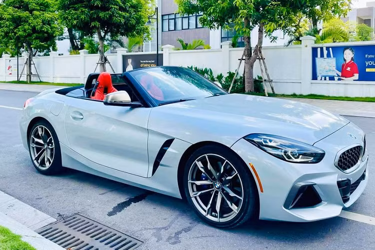 BMW Z4 M40i là lựa chọn khá phù hợp dành cho những khách hàng trẻ tuổi yêu thích những chiếc xe thể thao hạng sang. Nhưng với mức giá “chát” như vây, chiếc Z4 M40i 2021 “độc nhất” Việt Nam có lẽ sẽ khá kén người mua.