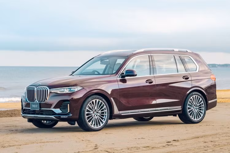 BMW X7 Nishijin 2022 sở hữu màu sơn tím Ametrine độc đáo đến từ bảng màu cá nhân hóa BMW Individual, sắc màu này lấy cảm hứng từ những viên đá quý, được tạo ra bằng cách trộn lẫn các màu tím Amethyst và thạch anh vàng Citrine có sẵn trong các tùy chọn màu của BMW. 