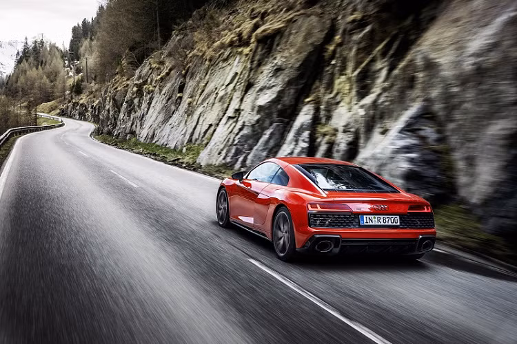 Giá xe Audi R8 V10 Performance RWD Coupé khởi điểm từ 149.000 Euro (khoảng 3,92 tỷ đồng), trong khi phiên bản mui trần Spyder khởi điểm từ 162.000 Euro (khoảng 4,26 tỷ đồng) tại thị trường Đức. Audi sẽ chính thức nhận đơn đặt hàng cho R8 kể từ ngày 21/10 sắp tới.