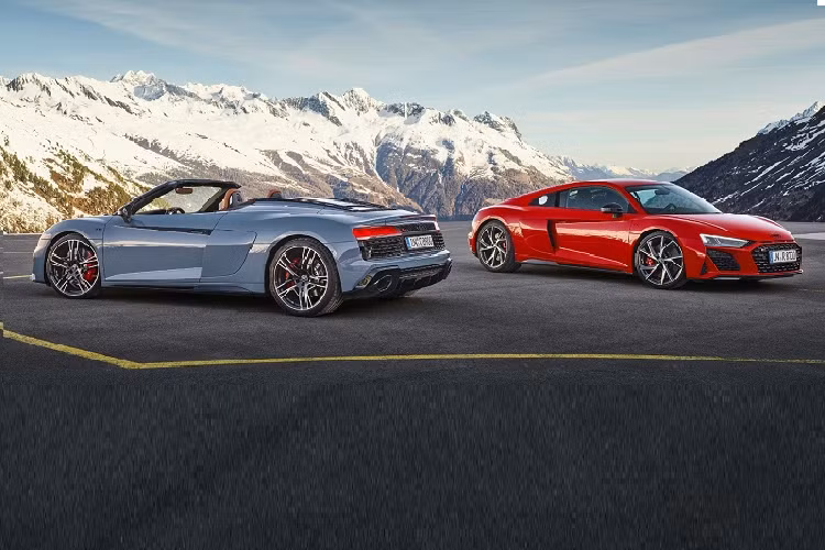 Audi R8 V10 Performance thế hệ mới có khả năng “chạy nước rút” từ 0 - 100 km/h trong 3,7 giây đối với phiên bản Coupé và 3,8 giây đối với phiên bản mui trần Spyder. Tốc độ tối đa tương ứng cho hai phiên bản là 329 km/h và 327 km/h.