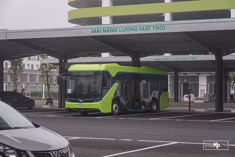 Mới đây, tại khu đô thị Vinhomes Ocean Park, mẫu xe buýt điện VinBus đầu tiên tại Việt Nam đã chạy thử nghiệm trước khi lăn bánh đi vào hoạt động dự kiến vào ngày 8/4 tới đây.