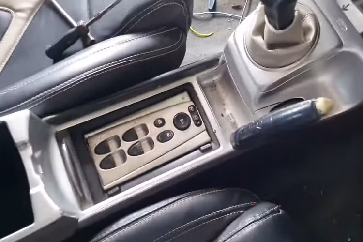 Đặt tên cho chiếc xe Lamborghini Aventador mui trần nhái là “Silver Shark”, Pradesh phủ lên thân vỏ một lớp sơn màu bạc hấp dẫn với những đường viền, sọc dài màu đỏ nổi bật. Hơn nữa, ông ấy cũng để tâm tới các chi tiết nhỏ như góc kính 1/4, đèn pha độ, và hệ thống 4 đầu ống pô.
