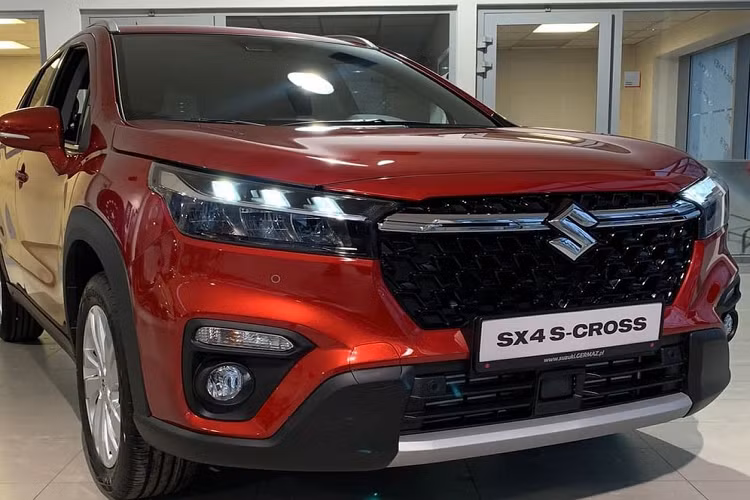 So với thế hệ cũ, đầu xe của Suzuki SX4 S-Cross 2022 được thiết kế thẳng đứng hơn. Tại đây, chúng ta sẽ bắt gặp lưới tản nhiệt mới rộng hơn và được sơn màu đen. Bên trong lưới tản nhiệt còn có 2 nẹp mạ crôm mới, nối liền với logo của hãng Suzuki.