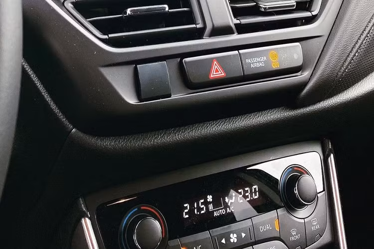 Lần đầu tiên, Suzuki SX4 S-Cross 2022 được trang bị camera 360 độ và hệ thống an toàn chủ động. Nhờ đó, mẫu SUV cỡ B này có hệ thống kiểm soát hành trình thích ứng, hệ thống phanh khẩn cấp tự động, cảnh báo và ngăn chệch làn đường, cảnh báo phương tiện cắt ngang khi lùi cũng như nhận diện biển báo giao thông.