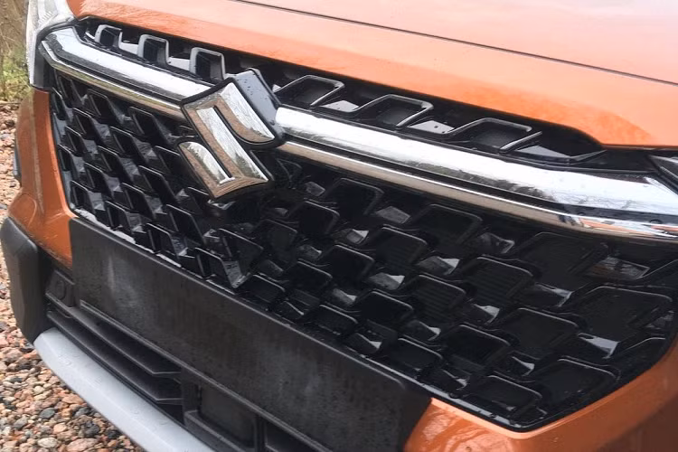 Trái với kích thước, thiết kế ngoại thất của mẫu SUV cỡ B này lại gần như lột xác theo phong cách hiện đại và táo bạo hơn. Trong đó, thiết kế đầu xe của Suzuki SX4 S-Cross 2022 trông khá giống với người anh em XL7 hiện đang bán tại Việt Nam.