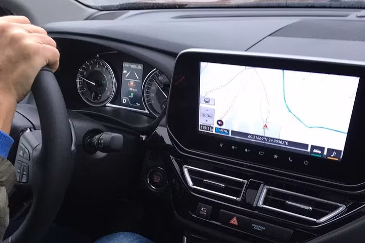 Ngoài ra, Suzuki SX4 S-Cross 2022 còn có những trang bị an toàn tiêu chuẩn như hệ thống chống bó cứng phanh ABS, phân phối lực phanh điện tử EBD, trợ lực phanh, cân bằng điện tử, 7 túi khí, cảnh báo áp suất lốp và hỗ trợ khởi hành ngang dốc.