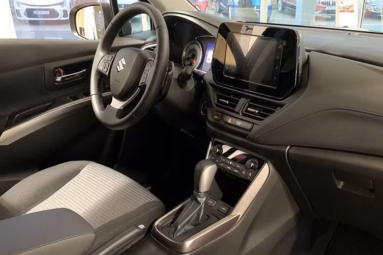Nằm bên dưới nắp ca-pô của Suzuki SX4 S-Cross 2022 là khối động cơ xăng Boosterjet 4 xi-lanh, tăng áp, dung tích 1.4L, sản sinh công suất tối đa 127 mã lực tại tua máy 5.500 vòng/phút và mô-men xoắn cực đại 235 Nm tại dải tua máy 2.000 - 3.000 vòng/phút. Động cơ này có sự hỗ trợ của hệ thống mild hybrid, bao gồm cụm pin lithium-ion và bộ biến mô 48 V - 12 V với máy phát điện tích hợp bộ đề. 