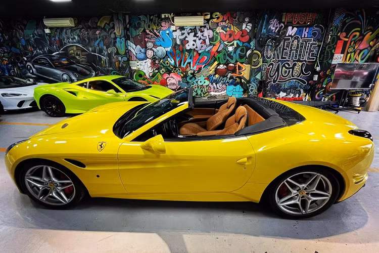 Được biết, chiếc siêu xe mui trần Ferrari California T mới tìm thấy khách hàng mua có màu sơn hiện tại là vàng nhưng chưa rõ được dán đề-can hay là màu sơn của xe. Ngoại thất xe còn có nhiều chi tiết mạ crôm hay bộ mâm 5 chấu kép sơn bạc.
