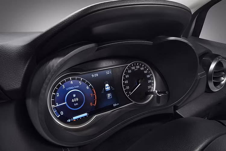 Trên đầu xe, Nissan Almera Sportech 2021 có thêm hốc gió cỡ lớn hơn ở 2 góc cản trước. Bên trong 2 hốc gió này là chi tiết lưới màu đen và đèn sương mù trước nằm ngang nhưng chỉ dành cho bản VL.